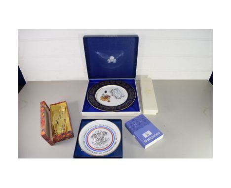 AYNSLEY PRINCE OF WALES COMMEMORATIVE PLATE, WORCESTER ROYAL COMMEMORATIVE PLATE, BOXED SILVER PLATED SALAD TONGS, CASED ARTH