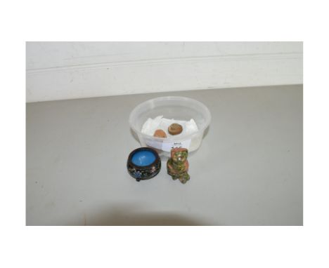 MIXED LOT TO INCLUDE SMALL NETSUKE, CLOISONNE SALT POT AND A HARDSTONE MODEL CAT