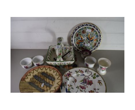 VARIOUS MIXED CERAMICS TO INCLUDE WEDGWOOD COLLECTORS PLATES, LAUREL KEELEY STONEWARE PLATE, ROYAL WORCESTER EVESHAM RAMEKIN 