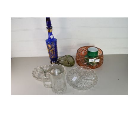 MIXED LOT OF GLASS WARES, BLUE GLASS DECANTER, GREEN ART GLASS VASE, GLASS BOWLS, BEER STEIN ETC