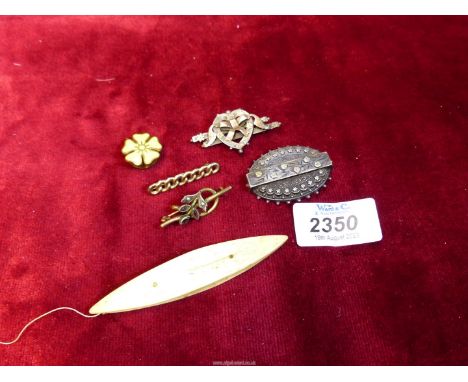 A 9ct gold link bar brooch, two silver brooches (pins missing) and an enamel lapel pin etc.