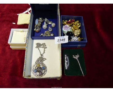 A small quantity of costume jewellery including Wedgwood Jasperware pendant in silver mount (chain a/f), brooches, clip on ea