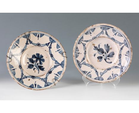 Two plates from the Arracada series; Catalonia, late 18th century.Glazed ceramic.They show faults in the polychromy and small