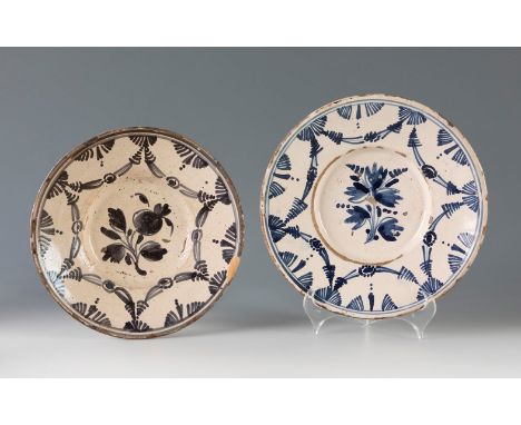 Two plates from the Arracada series; Catalonia, late 18th century.Glazed ceramic.They show faults in the polychromy, chips an