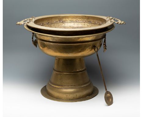 Spanish brazier, 19th century.Copper and gilt brass.Wear due to use and the passage of time.Measures: 42 x 60 x 49 cm.Antique
