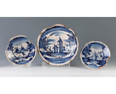 Set of three Catalan dishes of "Faixes i cintes", s.XVIII.In glazed ceramic.It presents faults in the polychromy, chips and c