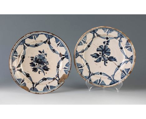 Two plates from the Arracada series; Catalonia, late 18th century.Glazed ceramic.They present faults in the polychromy, hair,