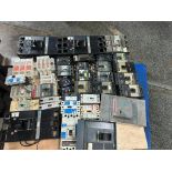 (DF) Pallet of Circuit Breakers, Square D 800A, 250, 200, 100, Fuji 800A, GE 400A, Cutler-Hammer, Pe