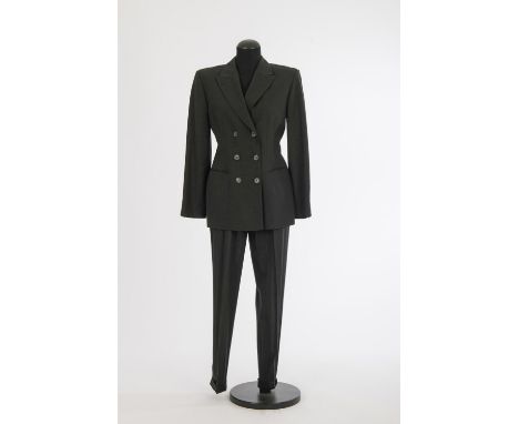 Hosenanzug und RockJil Sander, Hamburg Schurwolle anthrazit, zweireihig geknöpft. Gr. 36. Dabei: Pencil-Skirt, anthrazit.