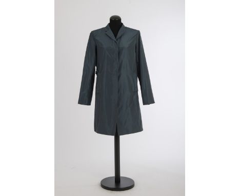 MantelJil Sander, Hamburg Polyester mit Seide, blau-grau, ungefüttert, verdeckte Knopfleiste, kurze Revers. Gr. 38.