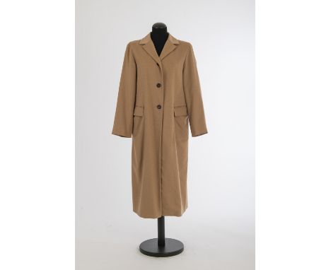 KamelhaarmantelJil Sander, Hamburg Kamelhaar, ungefüttert, einreihig geknöpft, kurze Revers, aufgesetzte Taschen. Gr. 40.