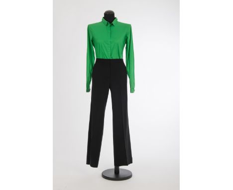 Bluse und HoseJil Sander, Hamburg Hose: Schurwolle mit Elasthan, schwarz, weites Bein, Bluse: Baumwolle, grün. Gr. 38.