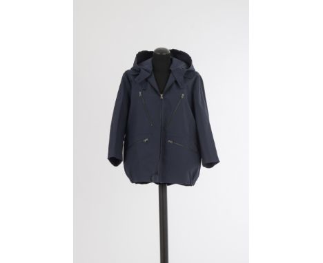 WindjackeJil Sander, Hamburg Dunkelblau, ungefüttert mit abknöpfbarer Kapuze, Taschen mit Reißverschluss. Gr. 34.
