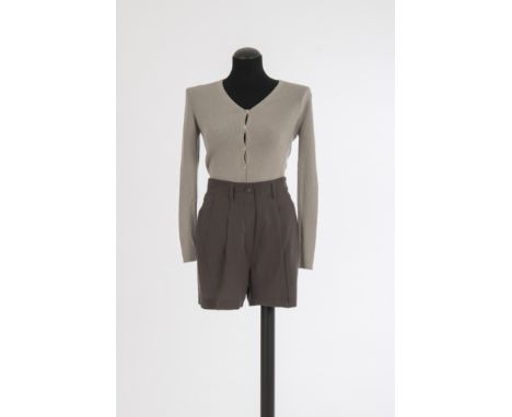 Shorts und StrickjackeJil Sander, Hamburg Shorts: Schurwolle, taupe, Strickjacke: Kaschmir mit Baumwolle, hellgrau. Gr. 38 (S