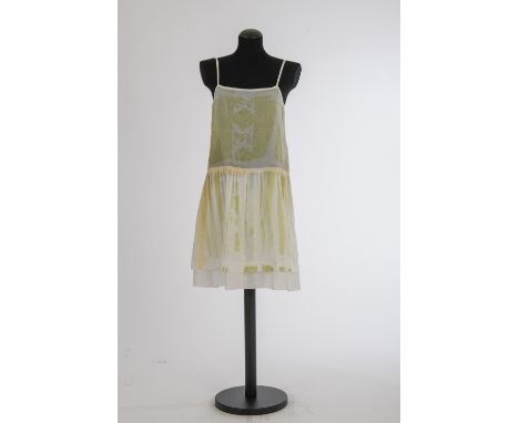 Drei SommerkleiderJil Sander, Hamburg Mischgewebe mit Baumwolle, beige-grau (2) bzw. Baumwolle grün-beige. Gr. 36 bzw. 38. Da