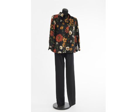 Hose und BluseJil Sander, Hamburg Hose schwarz, Schurwolle mit Elasthan, Bluse schwarzgrundig mit gewebtem floralen Muster. G