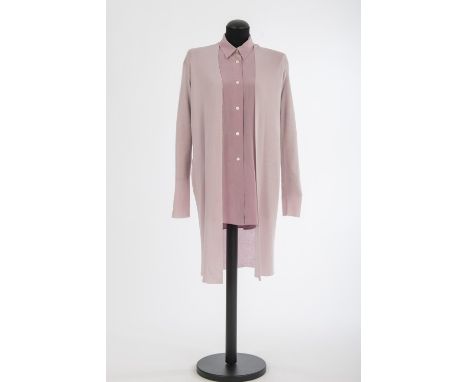 Bluse und CardiganJil Sander, Hamburg Bluse: Seide, roséfarben, Cardigan: Kaschmir, roséfarben. Gr. 36 (Cardigan), 38 (Bluse)