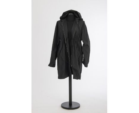 RegenmantelJil Sander, Hamburg Nylon, schwarz, mit Kapuze, Reißverschluss. Gr. 38.