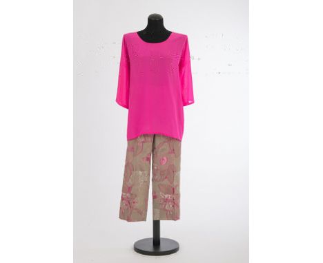 Tunika und HoseJil Sander, Hamburg Tunika: Seide, neon-pink, Hose: Seidengemisch, sandfarben mit floralem pink-silberfarbenem
