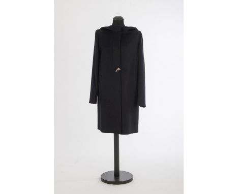 DufflecoatJil Sander, Hamburg Kaschmir, dunkelblau, ein Hornknopf, Kapuze. Gr. 40.