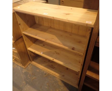 Three shelf pine bookcase, W: 90 cm 