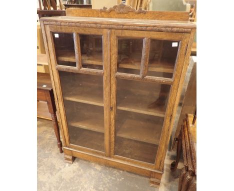 Four shelf oak bookcase with glazed doors, 87 x 30 x 125 cm