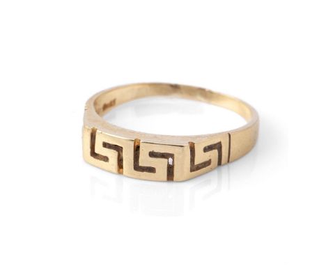 A 14ct yellow gold Grecian Key design ring. Ring size R - S. Weight 2.7g.