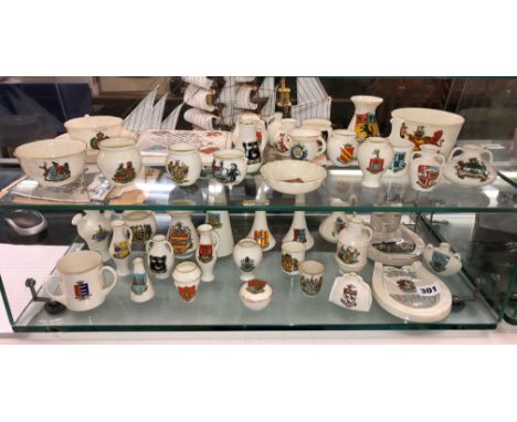 GOOD SHELF OF MAINLY W.H. GOSS CRESTED CHINA INCLUDING AN OLD HORSESHOE, TYG, CUPS AND SAUCERS AND VARIOUS COMMEMORATIVE MUSE