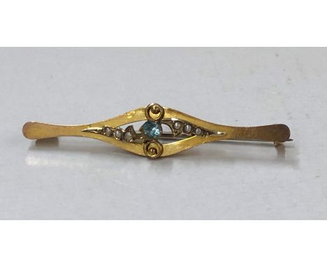 9CT AQUAMARINE AND SEED PEARL BAR BROOCH 2.3G APPROX