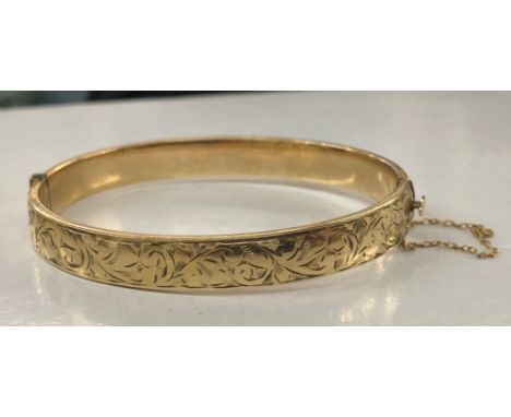 9CT METAL CORE ENGRAVED BANGLE WITH SAFETY CHAIN 10.7G APPROX