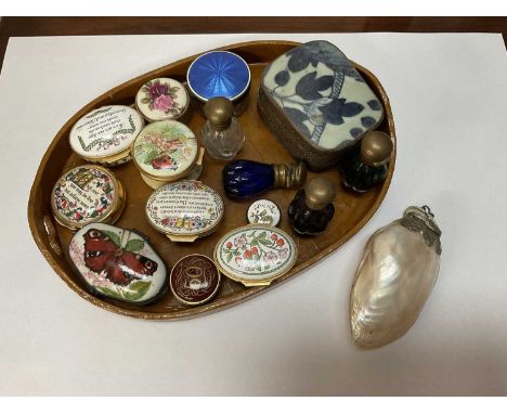 Group of enamel and porcelain trinket boxes to include Halcyon Days, Bilston and other items