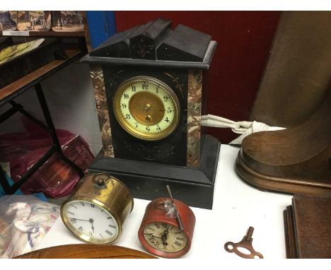 Black slate mantel clock, together with two oak mantel clocks and two brass clocks (5)