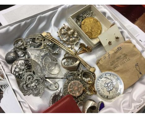 Collection of silver and white metal jewellery to include rings and brooches