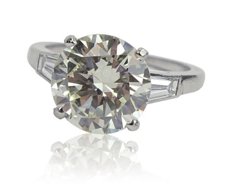 Vintage Cartier 3.85 Carat Round Brilliant Cut Diamond and Platinum Engagement Ring. Diamond K-L color, VS1-VS2 clarity with 