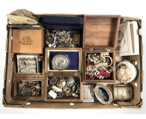 Assorted wooden jewellery boxes containing costume jewellery, an inlaid alabaster trinket box, filigree items, rings, cameo b