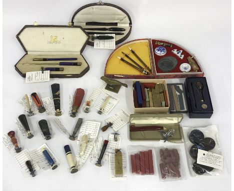 SMALL COLLECTION OF VINTAGE BAKELITE SEALS (15) AND A FEW CASED WRITING SETSALSO INCLUDED A FEW WOODEN SEAL CONTAINERS OF ASS