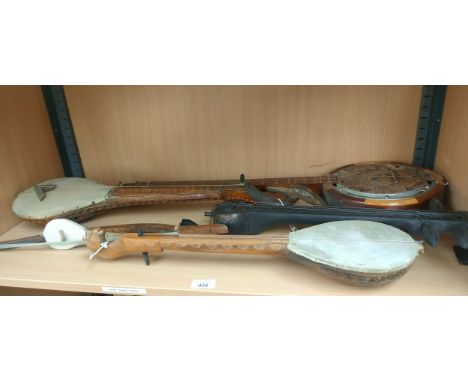 Shelf of stringed instruments 