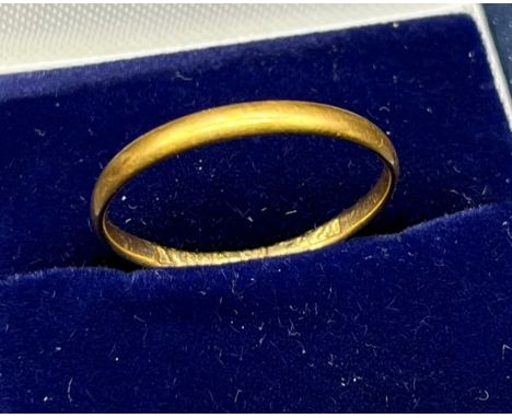 Antique Edinburgh 18ct yellow gold wedding band. [Ring size R] [1.69grams] 