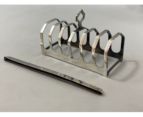 A lot with a silver hallmarked Sheffield 1934 toast rack plus 1 other silver item hallmarked Birmingham 1940, weight 91 grams