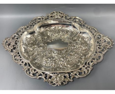 Antique silver grape tray hallmarked London 1901 in very good condition and highly detailed, weight 723.6 grams.&nbsp;34 cm x