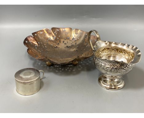 A lot containing 3x hallmarked silver items to include trinket box and small fruit dish, combined weight 245 grams 