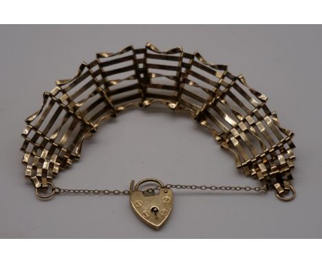 A gold gate bracelet, hallmarked 375, having padlock clasp, 13.6g. 