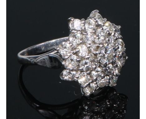 An 18ct gold diamond cluster ring, size M, 8.2g 