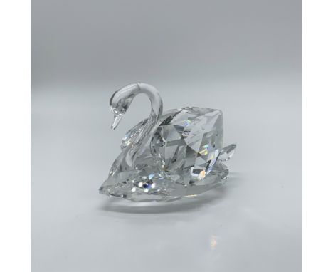 This retired Swarovski crystal medium swan, designed by Max Schreck, showcases timeless elegance and beauty. Originally part 