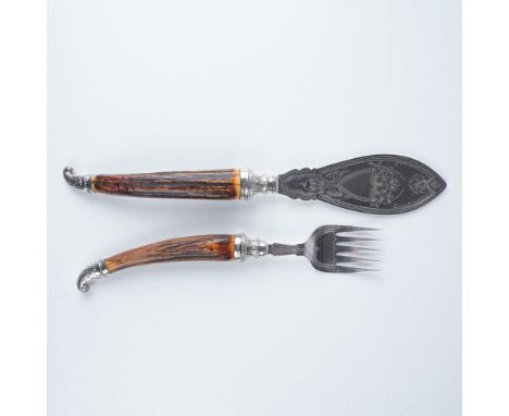 This elegant two-piece serving set features a beautifully engraved 625 silver blade and fork head, complemented by stag horn 