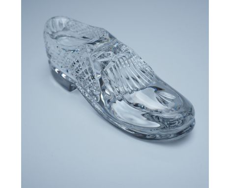 This elegant crystal paperweight from Waterford features a finely detailed golf shoe design, showcasing the brand's renowned 