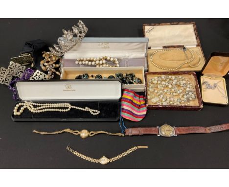 Watches &amp; Jewellery - a ladys 9ct gold cased wristwatch, manual wind movement, with later 9ct gold bracelet strap, 13.5g 