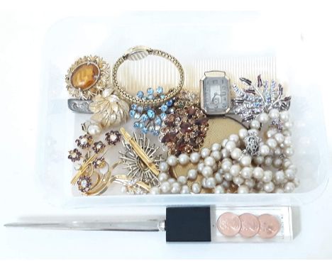 A mixed lot to include an Art Deco wristwatch, various costume jewellery, a vintage compact, simulated pearls etc. 