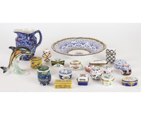 A selection of collectable ceramics, to include; Royal Worcester Lily pattern soup bowl, 24.5cm diameter, date code circa 190