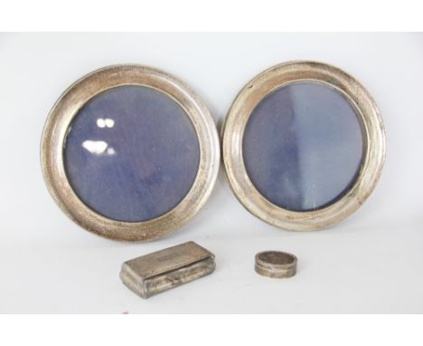 A pair of circular silver photograph frames, Joseph Gloucester Ltd, Birmingham, 1919; an early 19th century French silver snu